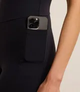 Enterito deportivo marrón de microfibra sin estampa, con breteles anchos.