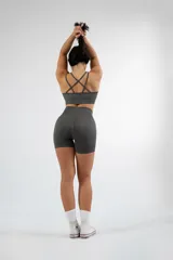 Top deportivo marrón con espalda cruzada de tiras finas.