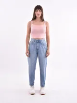 Jean de mujer, tiro alto, color celeste lavado, corte mom fit con piernas rectas y ligeramente holgadas.