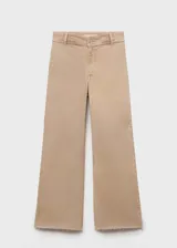 Pantalón de jean color beige, de corte culotte, tiro alto y bajo deshilachado.