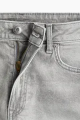 Short de denim gris con tiro alto, cinco bolsillos, corte relajado y terminación desflecada.