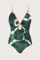 Traje de baño de una pieza con estampado abstracto en tonos verdes y blancos, escote profundo en V con abertura central y bordeado con cordón trenzado color camel.