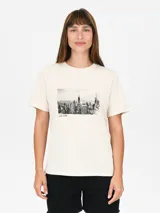 Remera color crema con estampado de una foto en blanco y negro de la ciudad de Nueva York.