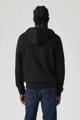 Buzo hoodie negro con cierre frontal, bolsillos laterales y logo de Levi's bordado en el pecho.