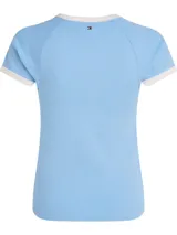 Remera celeste de algodón con corte slim, cuello redondo y mangas raglán con ribetes blancos. Estampado frontal con el logo de Tommy Hilfiger.