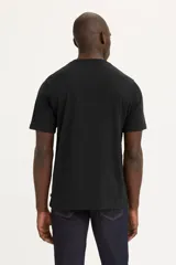 Remera negra de corte clásico con estampa rectangular frontal con imagen de cascada y cielo estrellado. Incluye texto en blanco con el logo de Levi's y la frase "1873 and beyond".