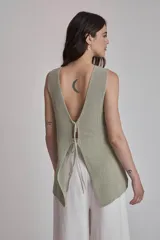 Chaleco negro de punto con cuello redondo y sin mangas.