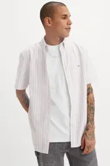 Camisa de corte regular con estampado de rayas en colores claros, con un bolsillo frontal y botones.