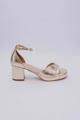 Sandalias rojas de cuero con plataforma y taco cuadrado.