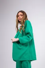 Blazer violeta de corte oversized con solapas de muesca y bolsillos de parche.