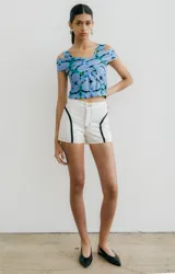 Short de denim marrón con apliques blancos en el frente.