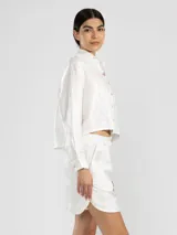 Shorts de lino italiano con hilo metalizado, color azul marino, de corte relajado y talle medio.