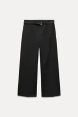 Pantalón culotte negro de tiro medio, confeccionado en hilatura con 19% viscosa. Incluye cinturón ajustable con hebilla metálica, pierna ancha y cierre lateral con cremallera oculta.