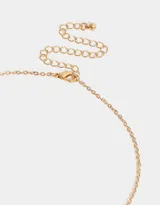 Collar de cadena corta dorada con dije de ojo con strass, con cierre de mosquetón.