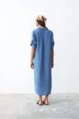Vestido camisero largo color celeste, de corte recto y manga corta con botón.