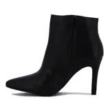 Bota corta de mujer Vizzano, color negro, con punta fina y taco alto y delgado. Presenta un diseño ajustado al tobillo y cierre posterior.