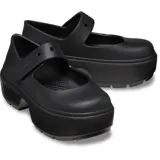 Zueco Crocs Stomp Mary Jane color negro con plataforma alta y correa ajustable con el logo de la marca.