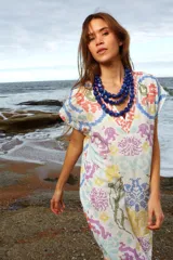 Túnica estampada con motivos geométricos en tonos pastel, escote en V y tajos laterales.