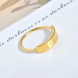 Anillo dorado de acero quirúrgico con diseño rectangular.