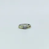 Anillo de plata con detalles en oro y circonia central.