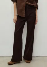 Pantalón de jean marrón oscuro, de corte ancho y tiro alto.