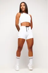 Short deportivo rojo de cintura alta con cordón ajustable.