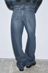 Jeans de tiro alto, estilo balloon leg, largo completo. Denim azul oscuro con efecto lavado y cinco bolsillos.