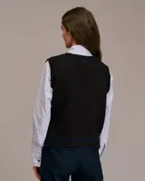 Chaleco de punto con patrón de rombos en tonos beige, verde y gris. Escote en V y ribete acanalado en el bajo. Sin mangas.