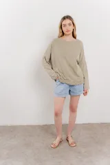 Remera verde lima de corte holgado con cuello redondo y mangas largas.