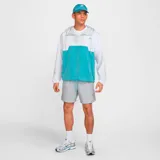 Campera anorak Nike Club Marina Gfx para hombre, color blanco con parte inferior turquesa y capucha gris. Presenta logo de Nike bordado en el pecho.