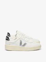 Zapatillas Veja modelo V-90, color blanco con logo lateral plateado y detalle en negro en el talón.