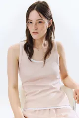 Musculosa color rosa claro, de punto acanalado, con cuello redondo y sisas anchas.