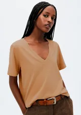 Remera color camel de corte clásico, con cuello en V y mangas cortas.