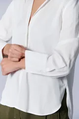 Camisa manga larga color crudo, de corte clásico y estilo laboral.