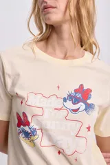 Camiseta amarilla de manga corta con estampado de Minnie Mouse y Daisy Duck.