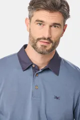 Polo de jersey liso en color azul, de manga larga y corte clásico.