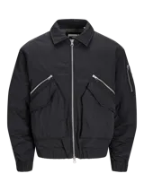 Campera bomber negra de Jack & Jones Core, con cuello extendido, cierre de cremallera, puños ribeteados, bolsillos en las mangas, bolsillos frontales y bolsillos frontales con cierre de cremallera.