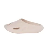 Sandalias tipo slipper cerradas en la parte delantera con abertura en la punta, color negro con plantilla color beige claro. Presentan un diseño ergonómico con textura acanalada en la parte superior y suela con relieve.