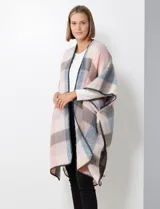 Ruana de tejido soft, color rosa pálido, celeste, gris y beige, con diseño a cuadros. Presenta terminación en zig zag con lana en los bordes y sisa amplia.