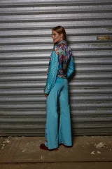 Pantalón palazo de terciopelo color celeste, de tiro medio y corte holgado.