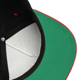 Gorro negro con visera roja y logo de Etnies bordado en blanco en el frente.