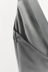 Vestido largo gris de satén con escote en V, tirantes finos y aberturas laterales.