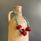 Collar de piedras naturales con cuentas de turquesa irregulares y tres cuentas grandes de coral rojo.