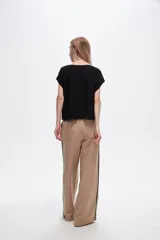 Blusa color marrón claro de viscosa con cuello en V y mangas cortas.