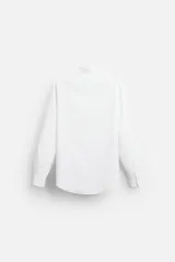 Camisa de vestir verde oscuro, corte slim fit, con cuello italiano, mangas largas con puños abotonados y cierre frontal con botones.