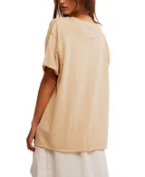 Remera negra de algodón, con escote en V profundo, mangas cortas y hombros caídos.