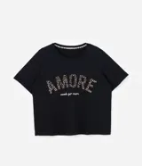 Remera negra de algodón con cuello redondo y mangas cortas. Estampa frontal con la palabra "amore" en animal print flocado.