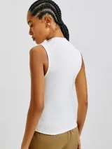 Musculosa naranja de tela acanalada con cuello alto y corte ajustado.