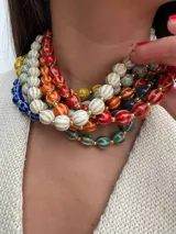 Collar corto de múltiples hilos con cuentas de cerámica esmaltada de colores y detalles dorados.
