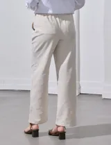Pantalón de lino color blanco, marca Aexanderr Jordan. Tiene pretina ancha elastizada con lazo de ajuste, bolsillos verticales delanteros y bolsillos traseros.